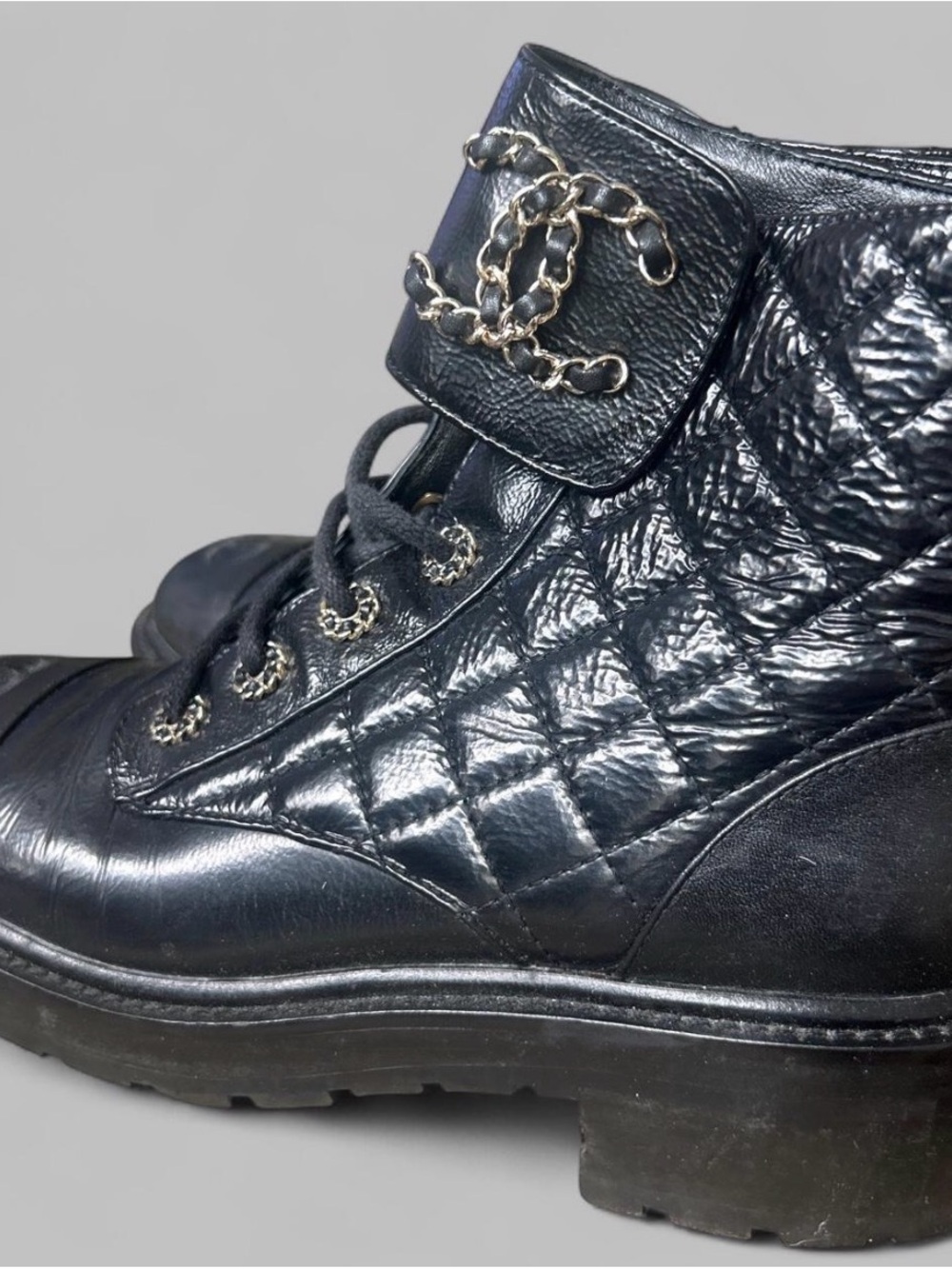 🖤CHANEL Black Quilted Leather Lace-Up Ankle Boots with Chain CC Accent - Picture 4 of 12